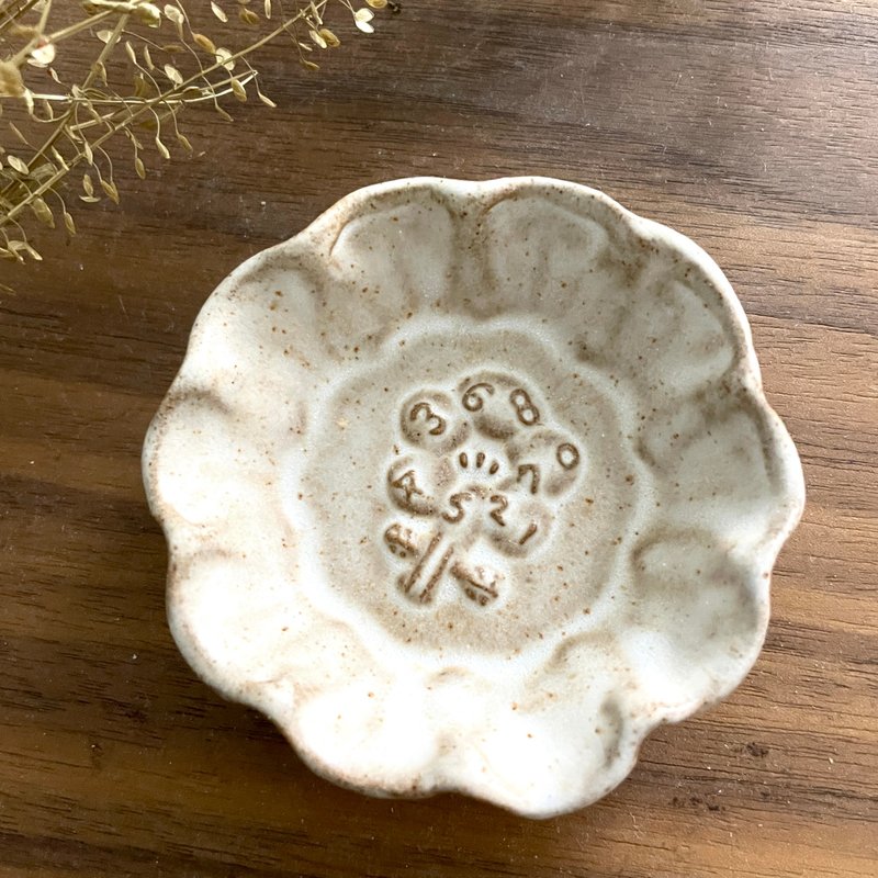 【 小丸 森林 浮雕 】 123 數字 小花   豆皿  茶包皿  置物碟 - 碟子/醬料碟/醬油碟 - 陶 白色