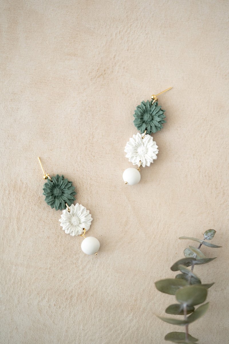 Floral Earrings - Forest Green&amp;Ivory / ポリマークレイ/ 花 / くすみカラー/ピアス / イヤリング/ フラワー