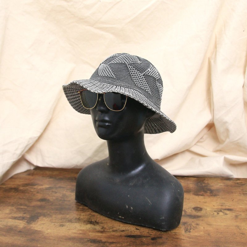 Back to Green::編織漁夫帽  黑白不規則色塊 d-57//vintage hat - 帽子 - 棉．麻 