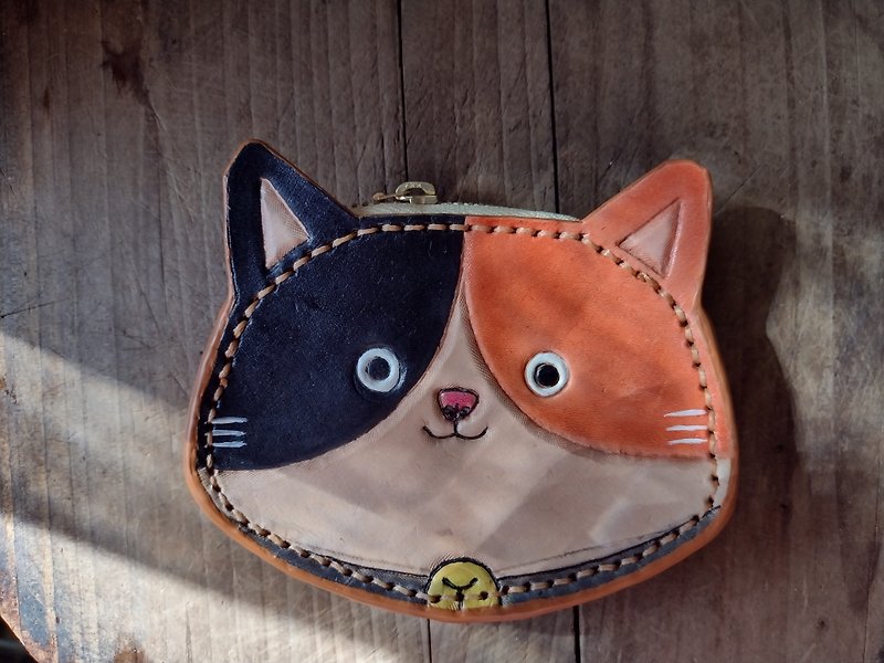 Cute smiling cat three-flower cat pure cowhide leather coin purse/carrying wallet-engraved on the back - กระเป๋าสตางค์ - หนังแท้ สีส้ม
