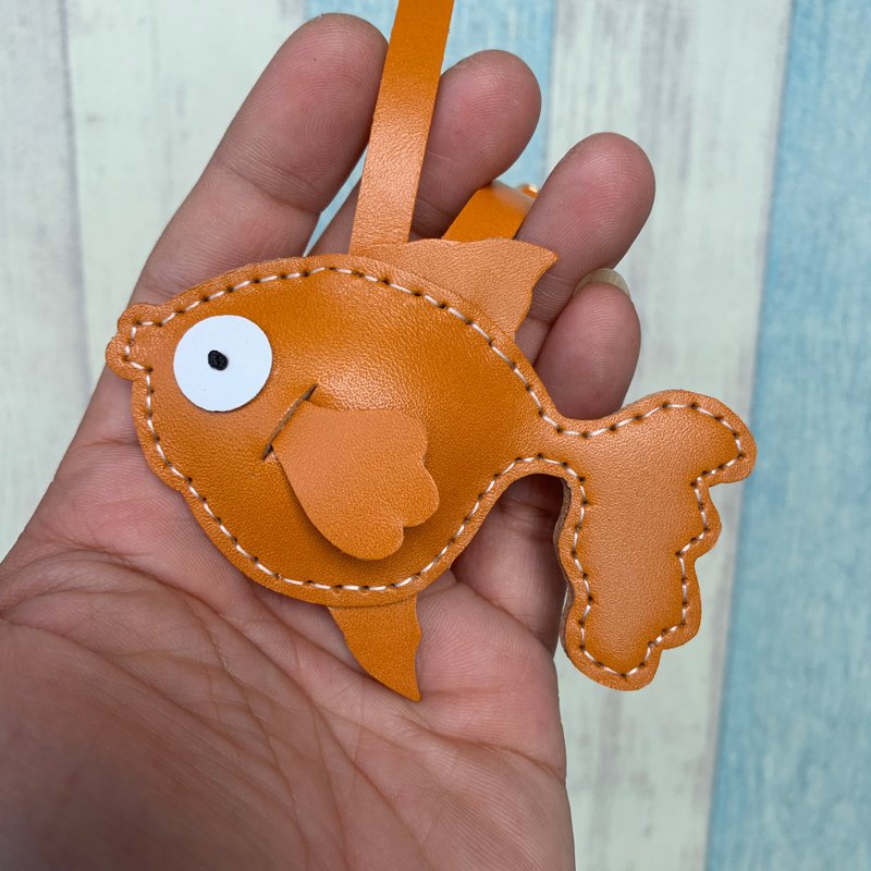 Healing small things brown cute goldfish hand-stitched leather charm small size - ที่ห้อยกุญแจ - หนังแท้ สีส้ม