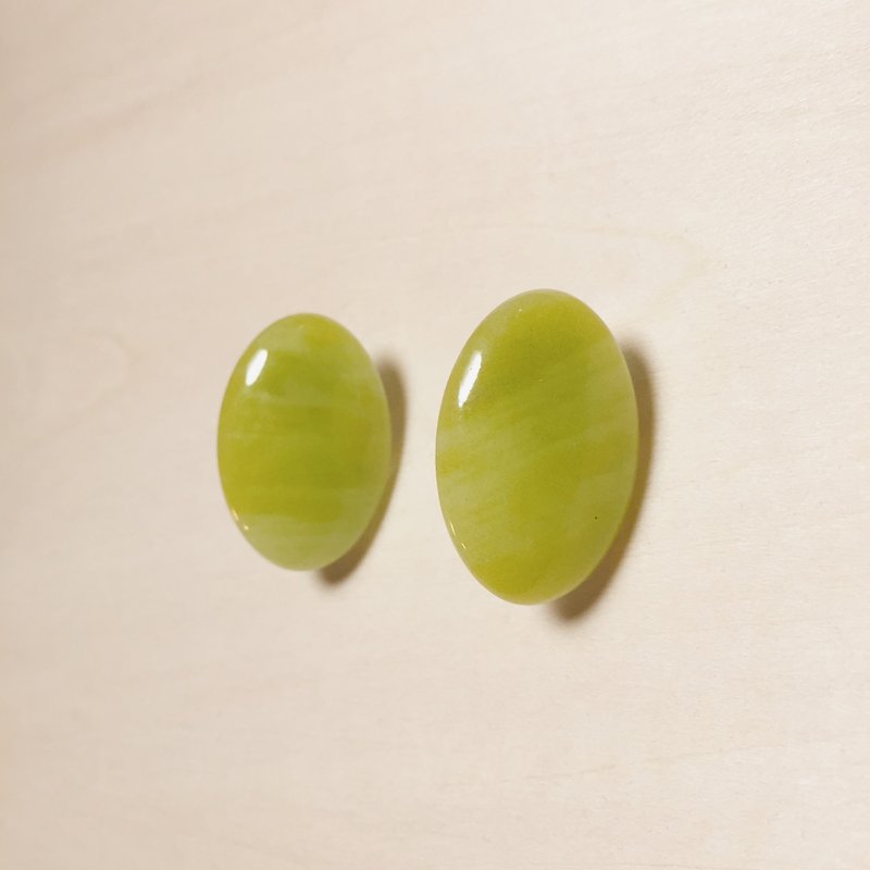 復古白葡萄橢圓耳環 - 耳環/耳夾 - 樹脂 綠色