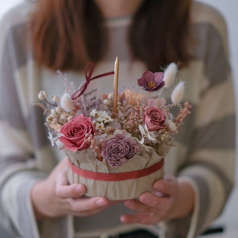 Cake shaped flower gift/lotus purple color/dried preserved flowers (with candles and packaging) - ช่อดอกไม้แห้ง - พืช/ดอกไม้ สึชมพู