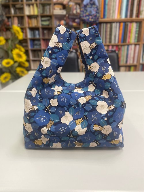 crystal2ove小布屋-各式收納包及女孩兒小物的設計館 背心手提袋-藍底兔兔-。是扶桑花嗎。