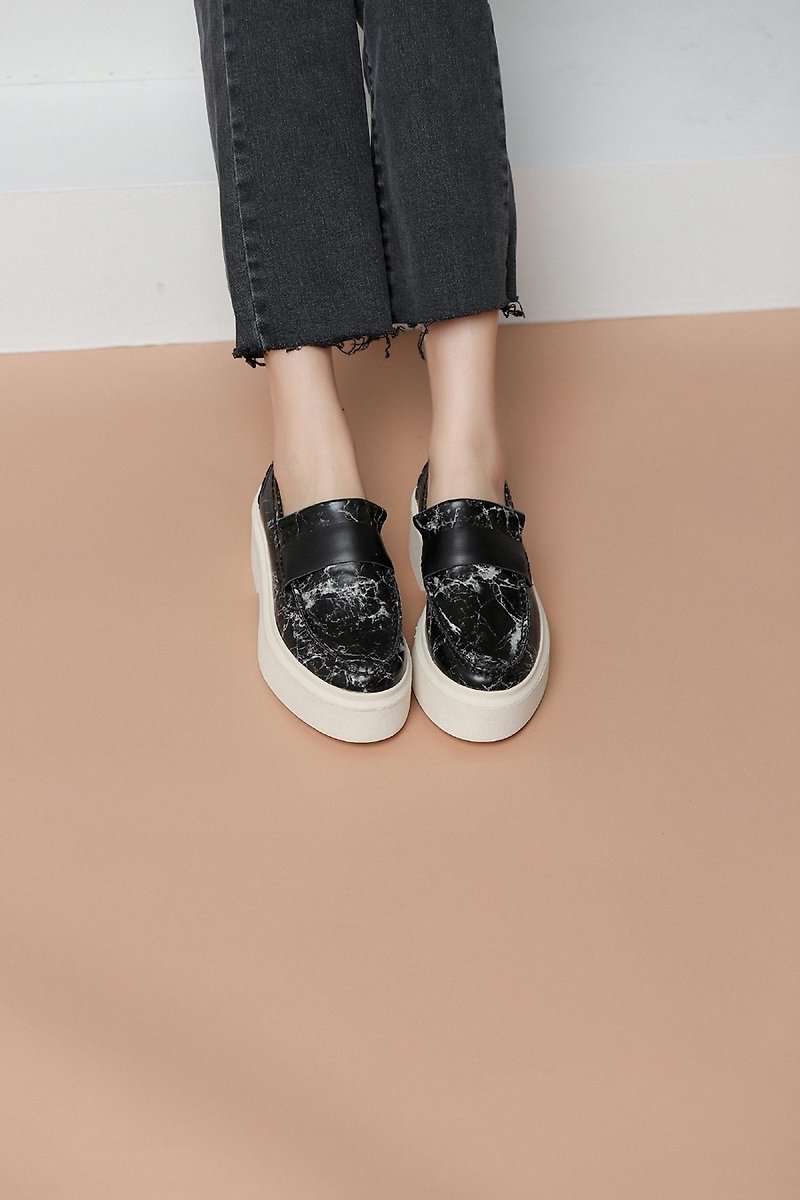 Thick sole minimalist comfort soft leather leather casual shoes black marble - รองเท้าลำลองผู้หญิง - หนังแท้ สีดำ
