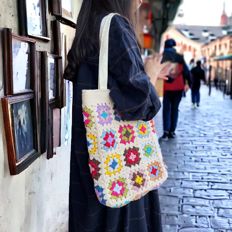 Granny square woven bag tote bag side backpack book document bag - กระเป๋าถือ - ผ้าฝ้าย/ผ้าลินิน 