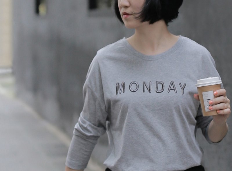 Taiwan Black Bear Monday Long Sleeve T-Shirt - เสื้อยืดผู้หญิง - ผ้าฝ้าย/ผ้าลินิน สีเทา