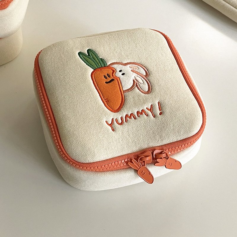 [Spot] Yummy Rabbit Carrot Pouch Storage Pouch - กระเป๋าเครื่องสำอาง - ผ้าฝ้าย/ผ้าลินิน สีส้ม