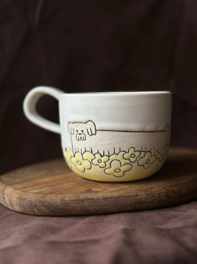 Long dog hand holding pottery cup 400ml - แก้วมัค/แก้วกาแฟ - ดินเผา 