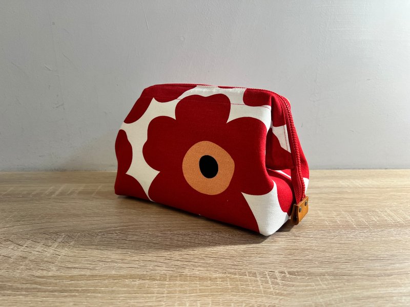 [Ready stock] Nordic style large flower stand kiss lock bag/cosmetic bag white background red flower style - กระเป๋าเครื่องสำอาง - ผ้าฝ้าย/ผ้าลินิน 