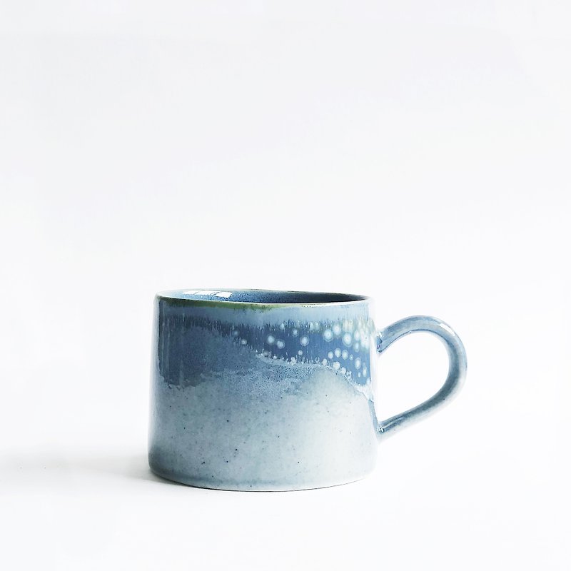 窯出し釉手製陶磁器マグカップ ウェーブブルー - マグカップ - 磁器 ブルー