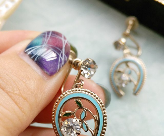 西洋アンティークジュエリー/老年] 1970年代のラッキーホースシューライトブルーの小さなフラワーボルトのイヤリング - ショップ Vintage  Jewelry 古い時 ジュエリー ピアス・イヤリング - Pinkoi