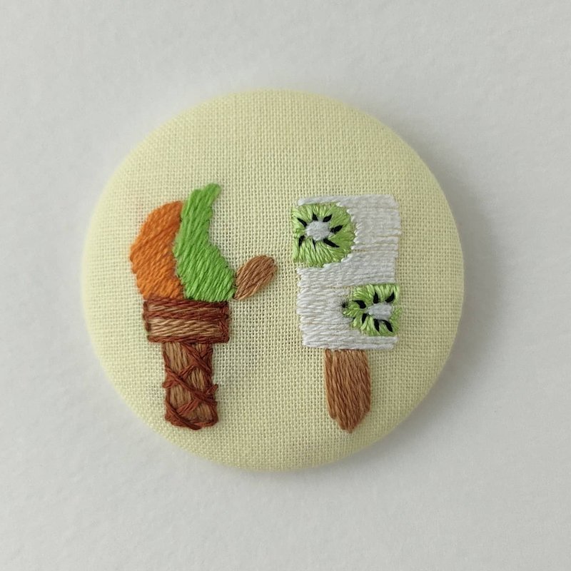 ジェラートとキウイフルーツアイスの刺繍ブローチ - 胸針 - 棉．麻 綠色