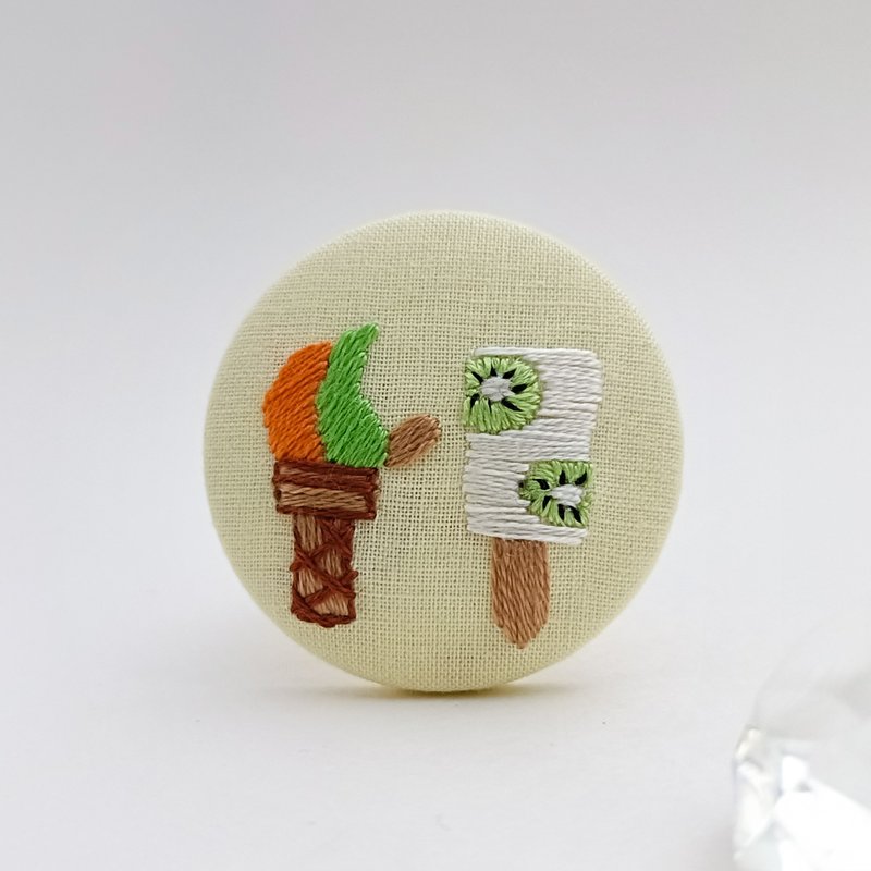 ジェラートとキウイフルーツアイスの刺繍ブローチ - 胸針 - 棉．麻 綠色