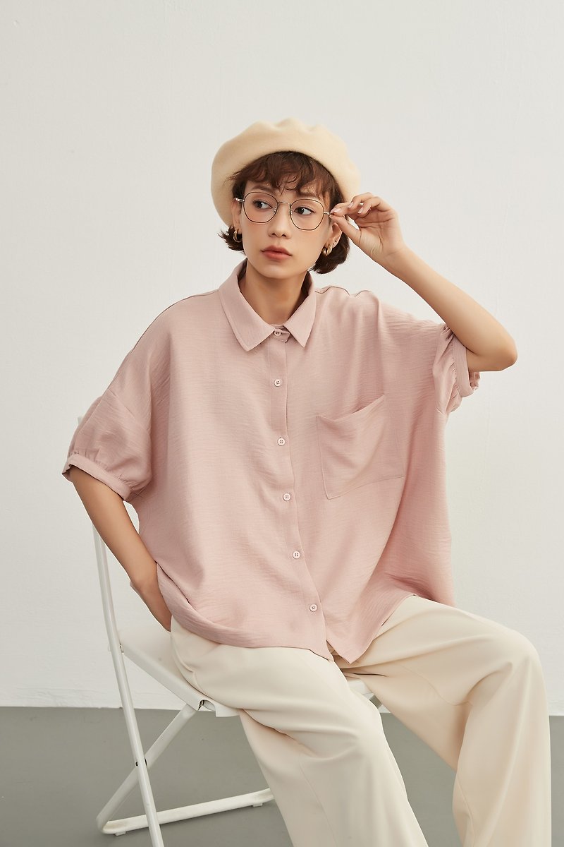 Loose fit spring/summer blouse, wrinkle-friendly material, no ironing required, loose, short-sleeved shirt, standard tops - เสื้อเชิ้ตผู้หญิง - เส้นใยสังเคราะห์ สึชมพู