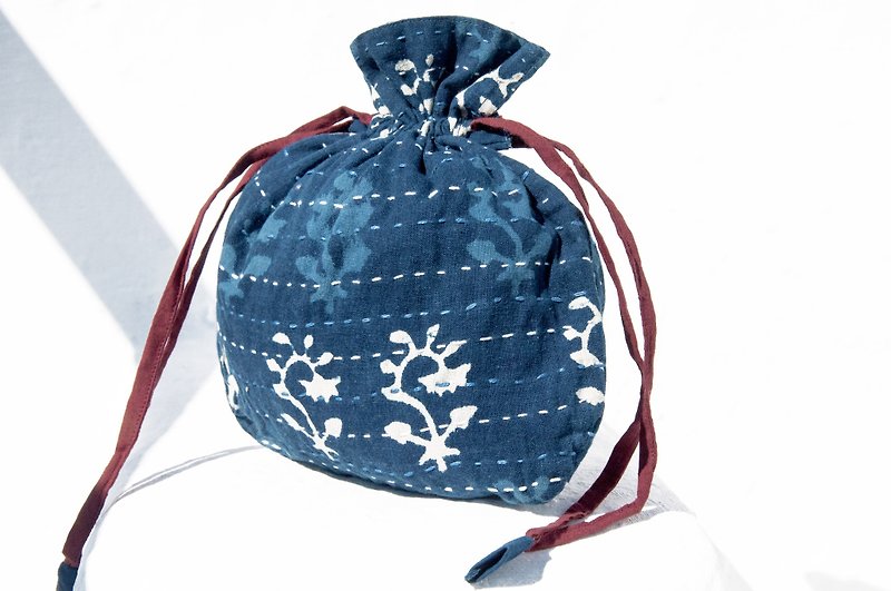 Valentine's Day gift Mother's Day gift birthday gift limited edition blue hand-embroidered storage bag / ethnic wind bag / indigo bag / cosmetic bag / phone bag / Clutch - blue flowers Woodcut - กระเป๋าเครื่องสำอาง - ผ้าฝ้าย/ผ้าลินิน สีน้ำเงิน