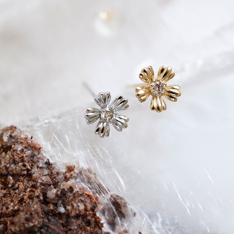 Earrings 18K flower shape natural diamond earrings yellow K gold Rose Gold - Earrings & Clip-ons - Precious Metals 