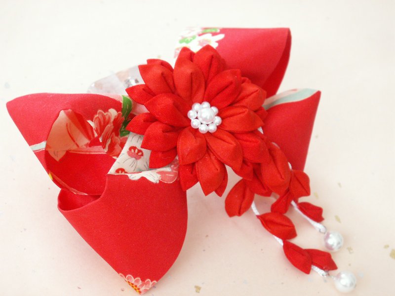 Resale knob work Ribbon Valletta red made from old cloth Perfect for graduation ceremony - เครื่องประดับผม - ผ้าไหม สีแดง