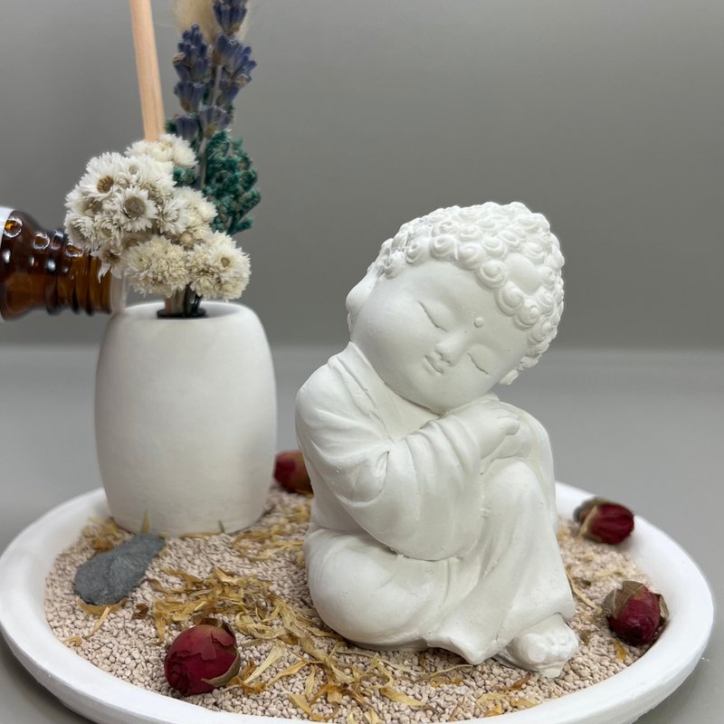 24HR 淨念吉祥小佛(大覺) 永生花圓盤組合 藝術香氛擴香 精油香氛 - 香氛/精油/擴香 - 水泥 白色