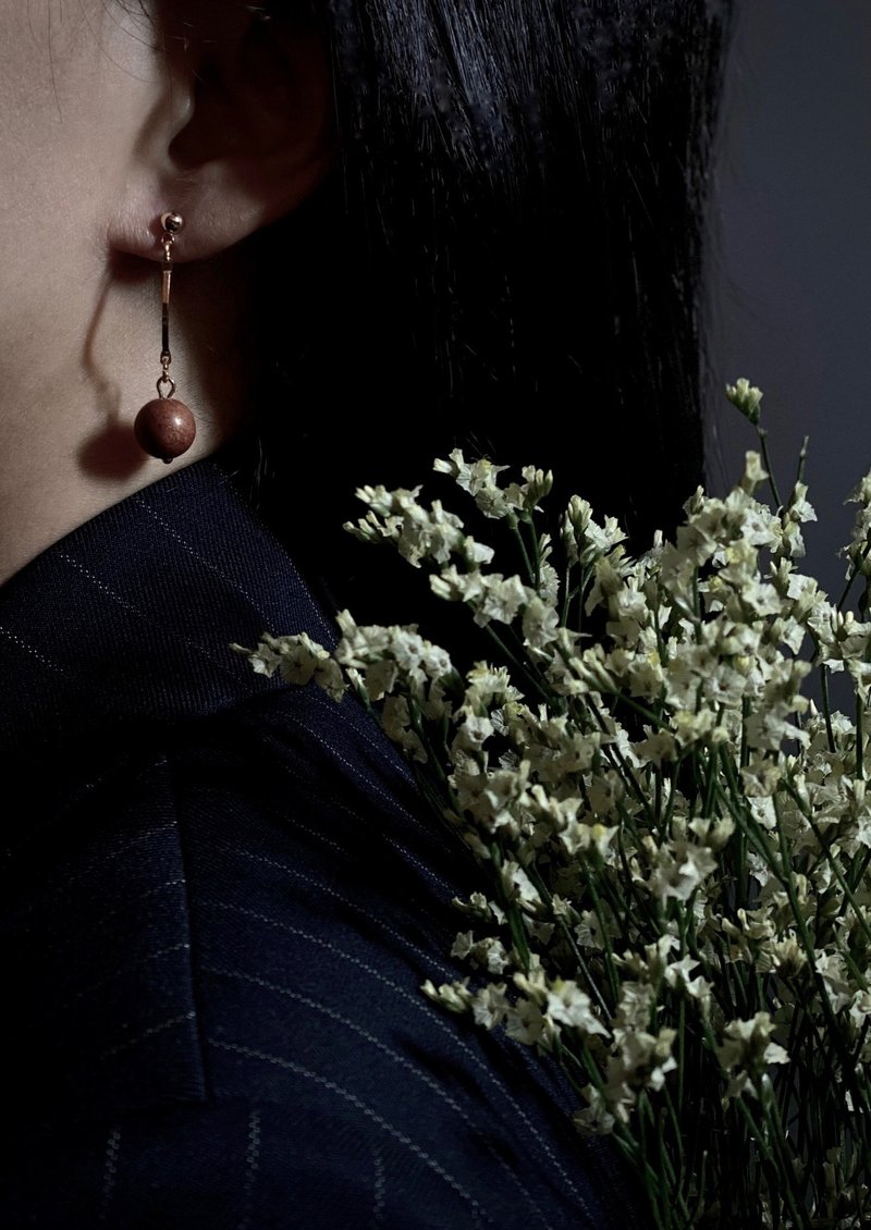 Kiss (手工打磨木球耳環) - 耳環/耳夾/耳骨夾 - 木頭 咖啡色