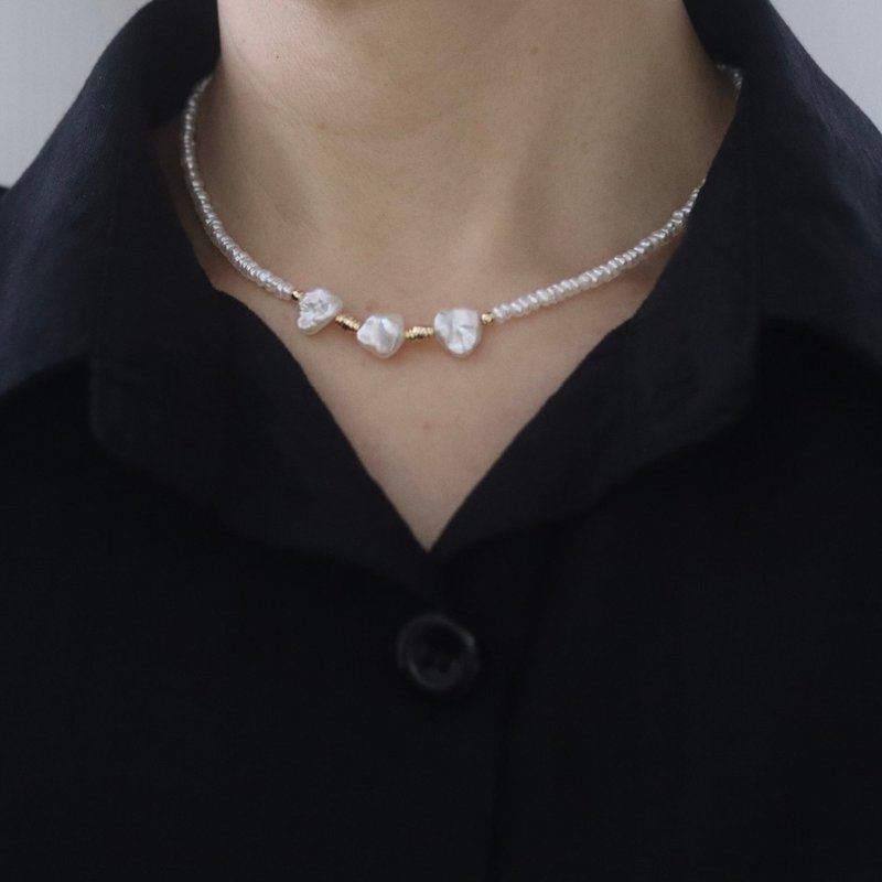 Baroque Silver pearl necklace with natural freshwater pearls to wear at various angles - สร้อยคอ - ไข่มุก 