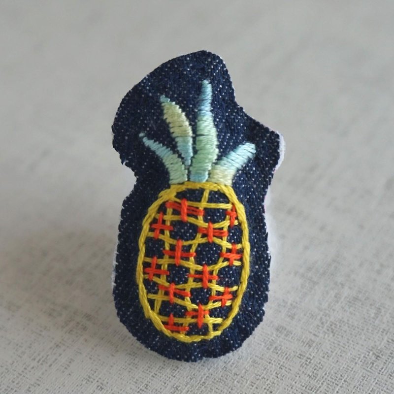 Hand embroidery brooch "pineapple" - เข็มกลัด - ผ้าฝ้าย/ผ้าลินิน สีเหลือง