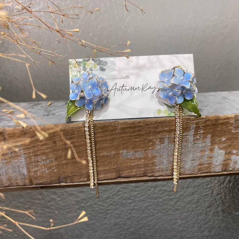 繡球花 • 藍白 - 垂墜款手工樹脂耳環 飾品 禮物 - 耳環/耳夾 - 樹脂 