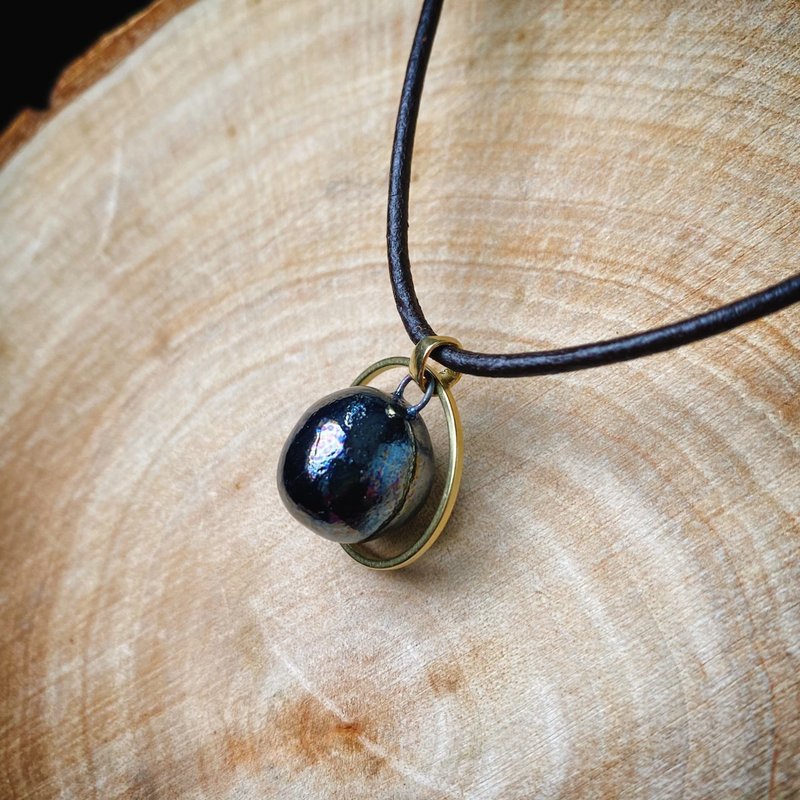 [Fragrance Diffusing Necklace] Perfume Essential Oil Necklace - Jet Black Pearl Decorated with Round Frame | Handmade Pottery | Diffusing Fragrance - สร้อยคอ - เครื่องลายคราม สีดำ