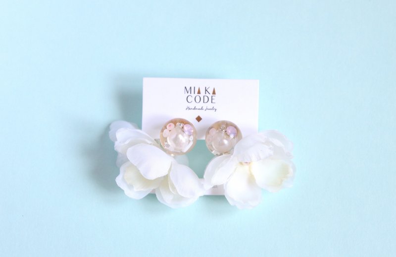 The last chance. Limited. Sold out do not make up * really pearl cherry Japanese anti-allergic earrings / ear clip - Earrings & Clip-ons - Plants & Flowers White
