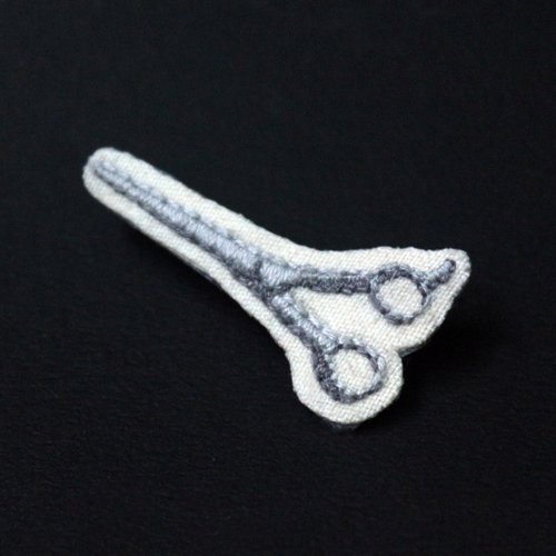 Jyun design studio 刺繡設計工作室 | 舊款出清5折 | 迷你手工刺繡胸針/別針 美髮剪刀