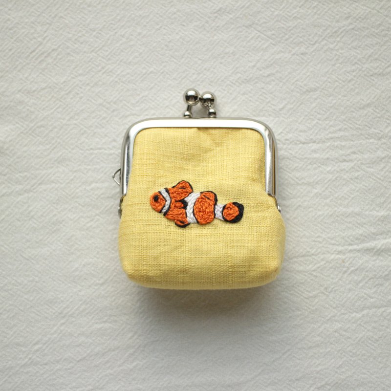 不完美打樣品出清 / 刺繡迷你口金包 / 小丑魚 - 化妝包/收納袋 - 棉．麻 黃色