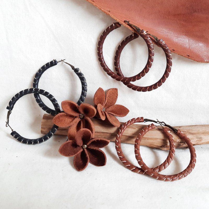 LEATHER EARRINGS / EARRINGS / 50MM HOOP LEATHER STITCHED WRAP EARRINGS - ต่างหู - หนังแท้ สีนำ้ตาล