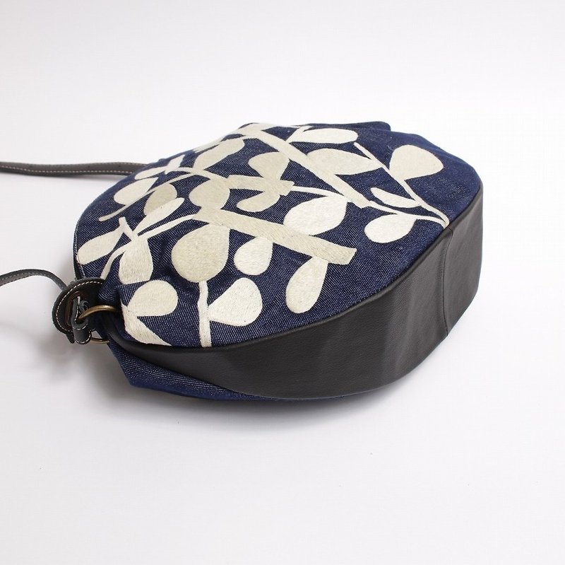 Embroidered sunbait embroidered shoulder bag - กระเป๋าแมสเซนเจอร์ - ผ้าฝ้าย/ผ้าลินิน สีน้ำเงิน