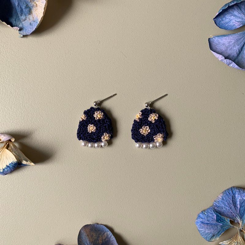 |茷|イヤーピン/イヤリング|手刺繡フラワーピアス - ピアス・イヤリング - 刺しゅう糸 ブルー