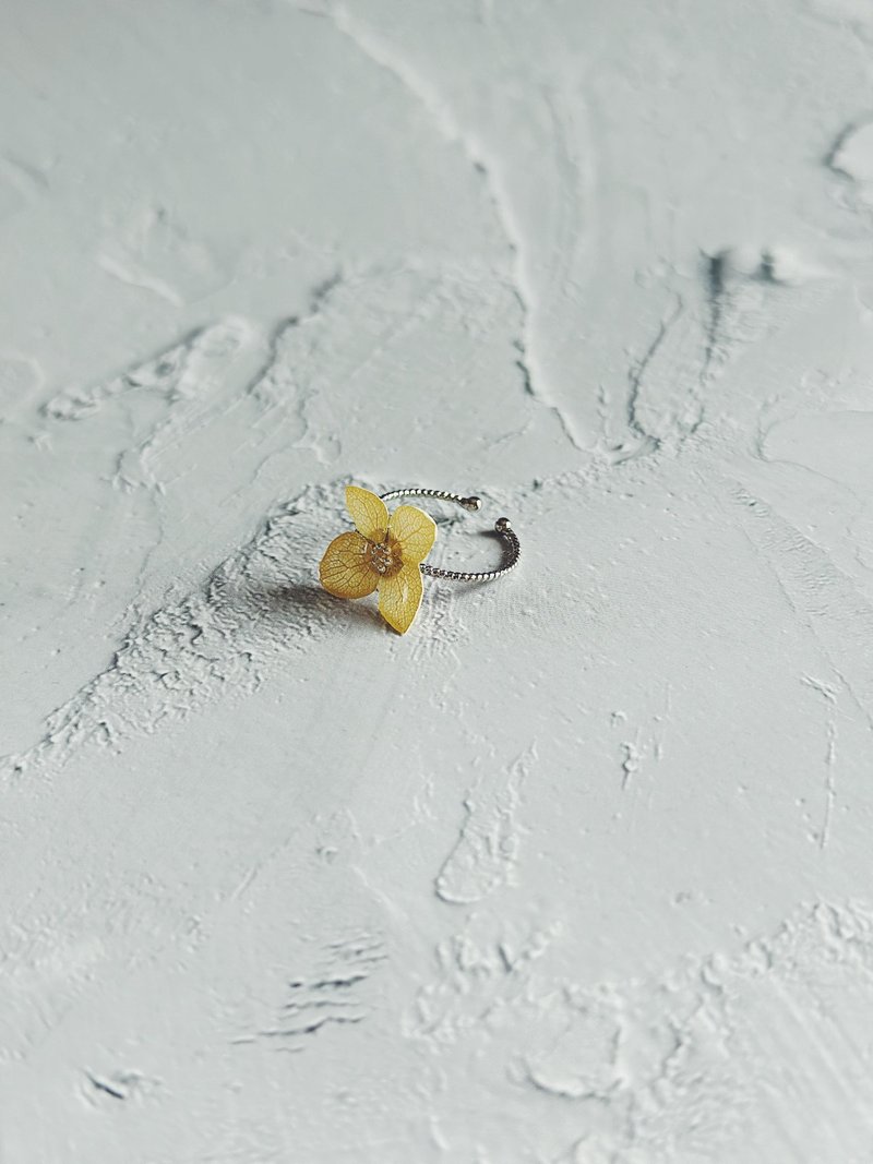 Light Yellow Real Flower Ring - ต่างหู - พืช/ดอกไม้ สีเหลือง