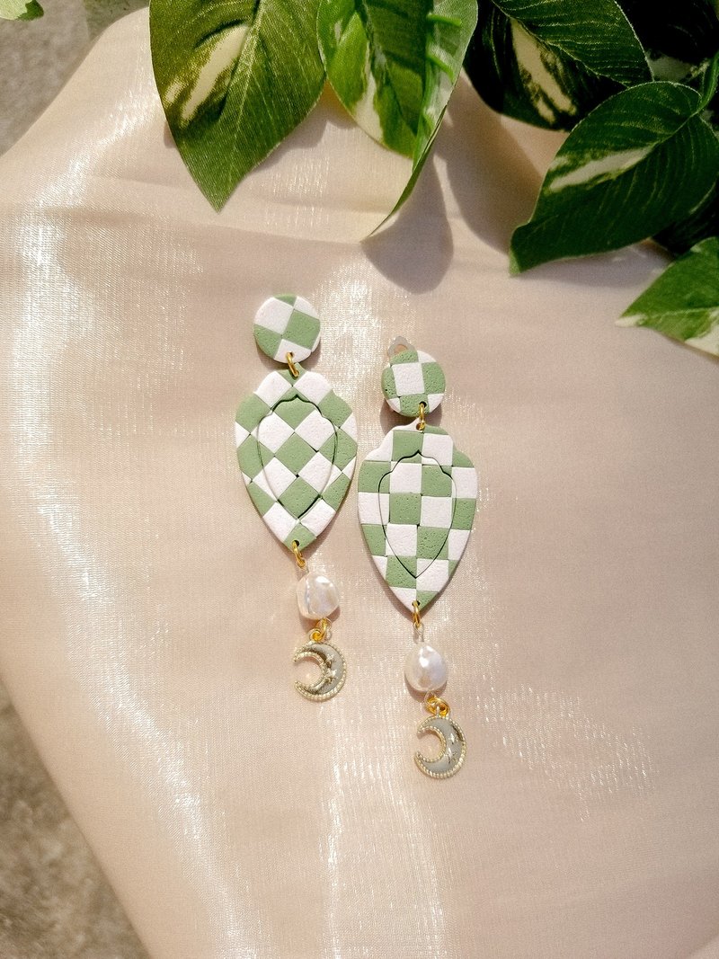 原創手作 Ocean On The Moon - 綠格盤珍珠月亮軟陶耳環/耳夾 - 耳環/耳夾/耳骨夾 - 陶 綠色