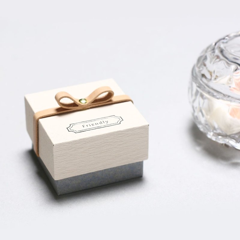 Friendly // Kinari color) Giftbox Leather ribbon A small box that conveys your feelings - Gift Wrapping & Boxes - Paper White