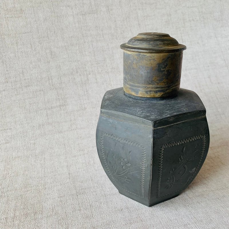 中国清王朝の厚い錫の六角形の彫刻が施された花茶キャディー│金属工芸品 - その他 - 金属 シルバー