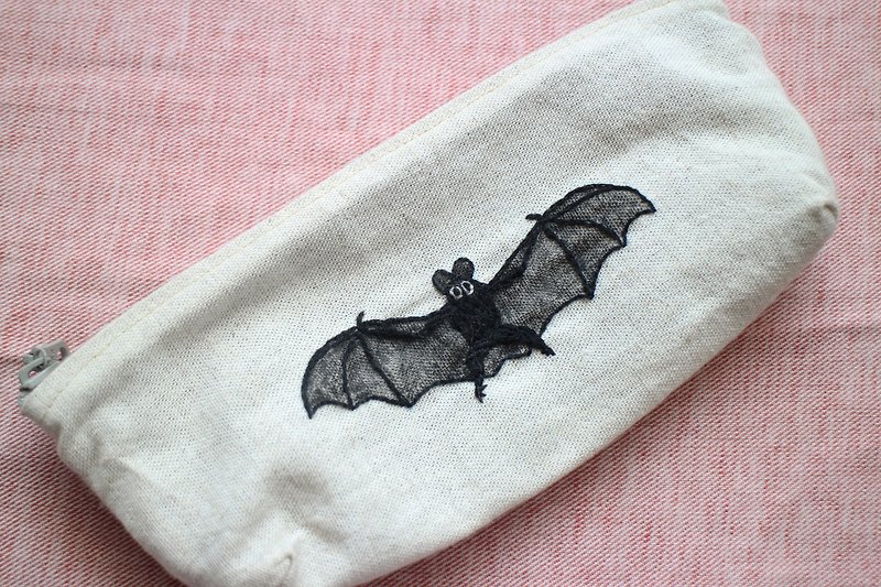 Bat embroidery zipper pencil case - กล่องดินสอ/ถุงดินสอ - งานปัก สีดำ