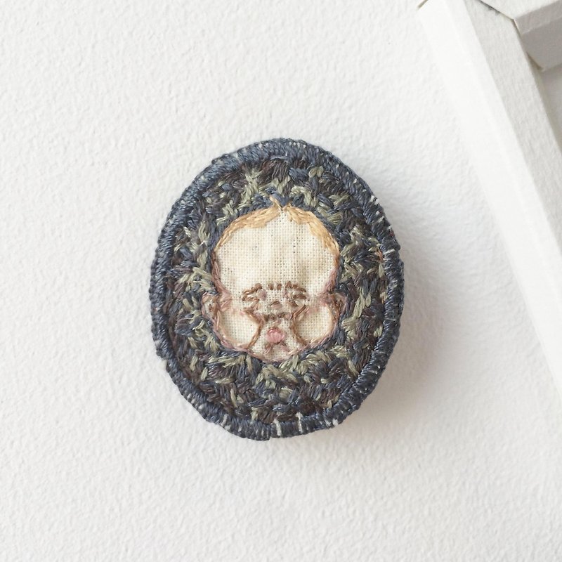 #01 Portrait of Child : Handmade Embroidery Brooch - Brooches - Thread 