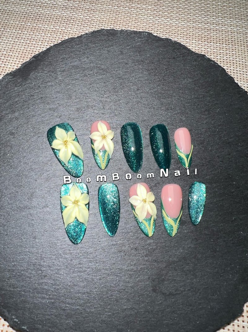 清新雕花穿戴甲/綠色貓眼美甲/3D設計/手工手繪指甲貼/杏仁 - 指甲油/指甲貼 - 塑膠 綠色