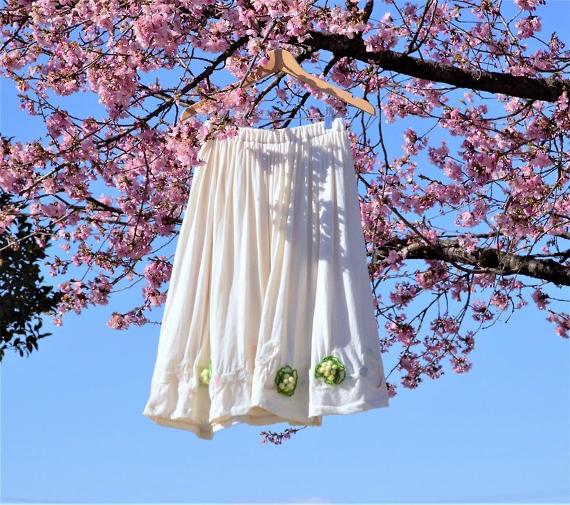 Spring gathered skirt blooming in the field - กระโปรง - ผ้าฝ้าย/ผ้าลินิน ขาว