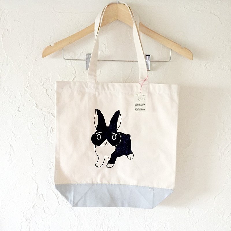 [Hand-painted] Black and white rabbit tote bag [one point] - เสื้อฮู้ด - ผ้าฝ้าย/ผ้าลินิน ขาว