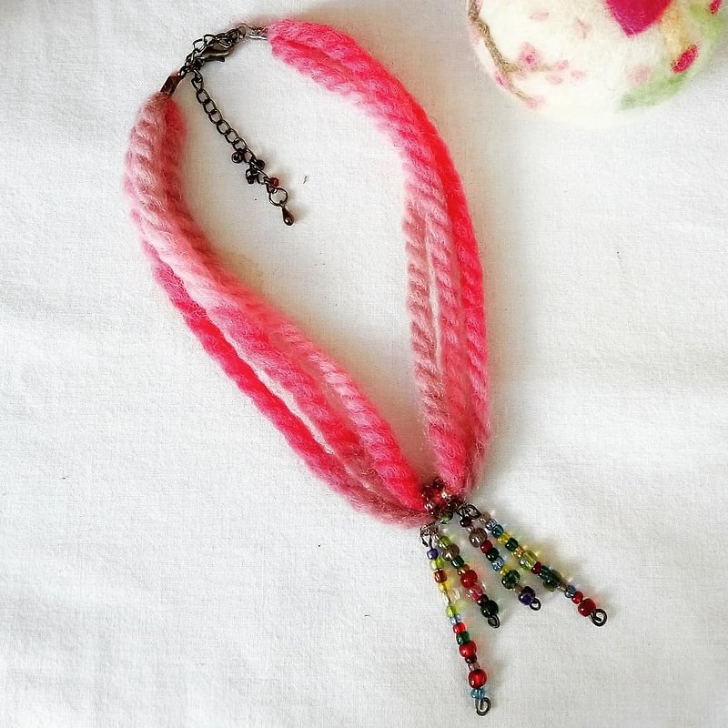 セグメント染めのウールとガラスビーズのネックレス - ネックレス - ウール ピンク