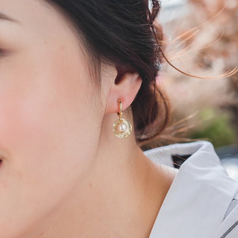 棉珍珠耳環【耳夾式-棉珍珠shiny圈夾耳環】 - 耳環/耳夾 - 其他金屬 金色