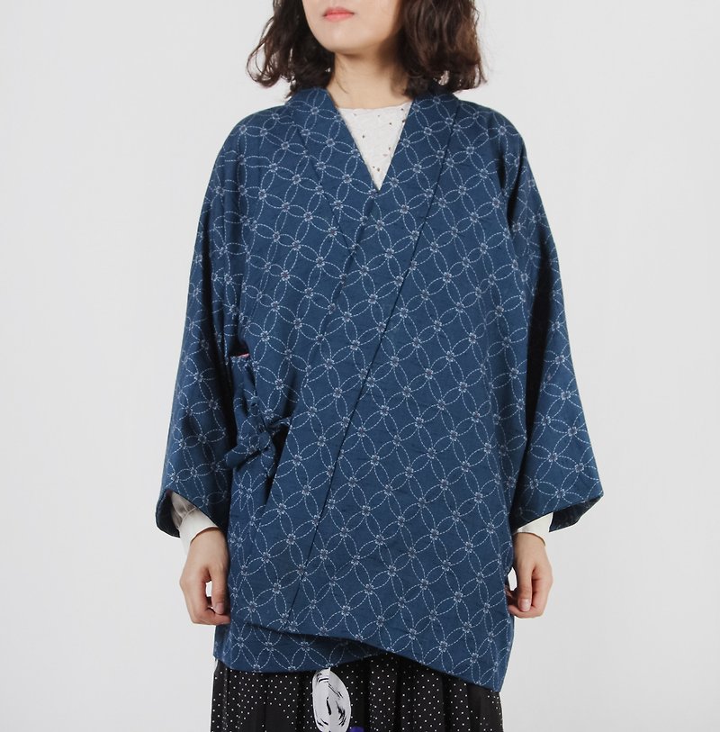 [Egg plant ancient] blue color diamond pattern ancient kimono feather weaving - เสื้อแจ็คเก็ต - เส้นใยสังเคราะห์ สีน้ำเงิน
