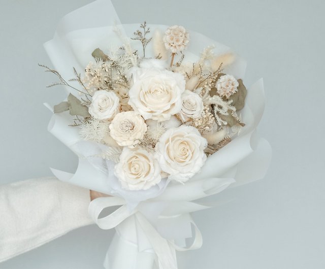 バラの白い完璧な必要なバレンタインの花束ホワイトバラの花束昔ながらのデートの永遠の命 ショップ Herhua Floralstudio ドライフラワー ブーケ Pinkoi