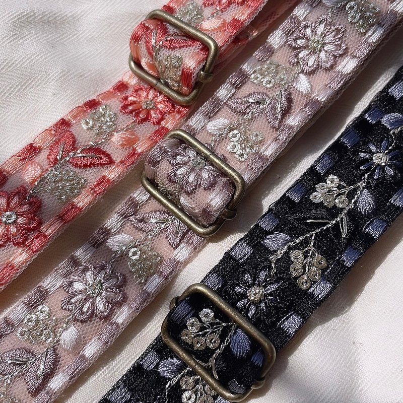 Embroidered mobile phone strap - อุปกรณ์เสริมอื่น ๆ - ไฟเบอร์อื่นๆ สีเขียว