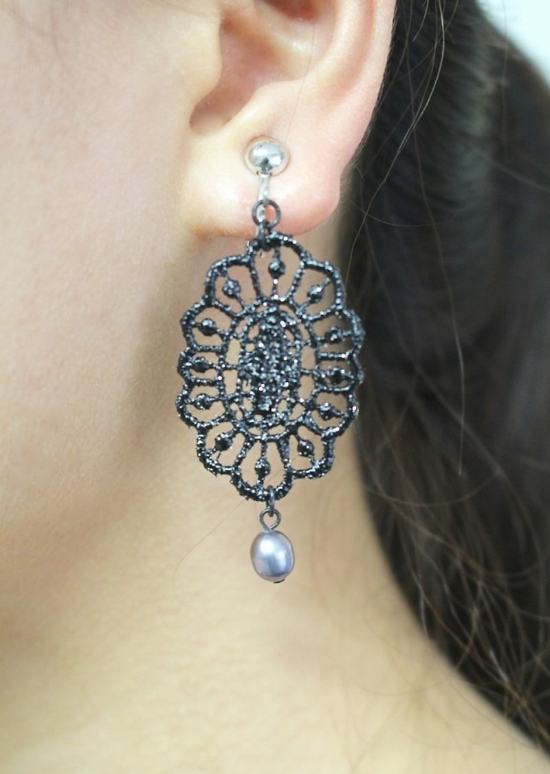 Lacquer lace Clip-On earrings 3 - ต่างหู - วัสดุอื่นๆ สีดำ