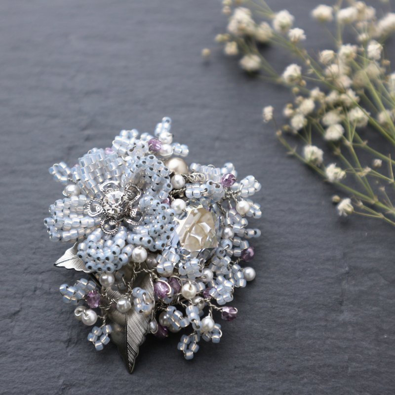 Beaded Bouquet Brooch (Ice Blue)/ビーズブーケのブローチ - 胸針 - 玻璃 藍色